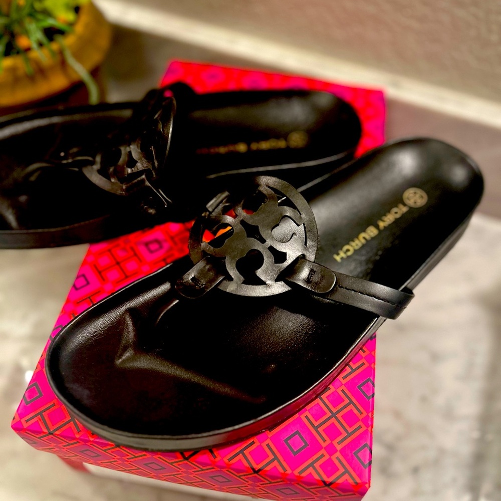 Tory Burch Cloud Sandals
Excellent to New Condition Comes with dust bag. No box